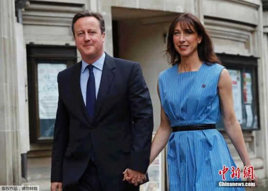 当地时间6月23日，英国首相卡梅伦携夫人在伦敦投票站投票。英国当地时间23日早7时(北京时间23日14时)开始举行全民公投，公投结果将决定英国是否脱离欧盟。